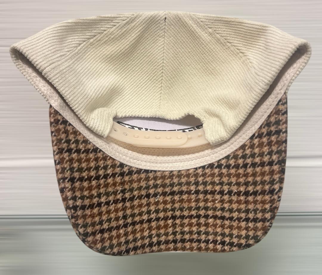 Cap with a checkered pattern on the front and beige interior